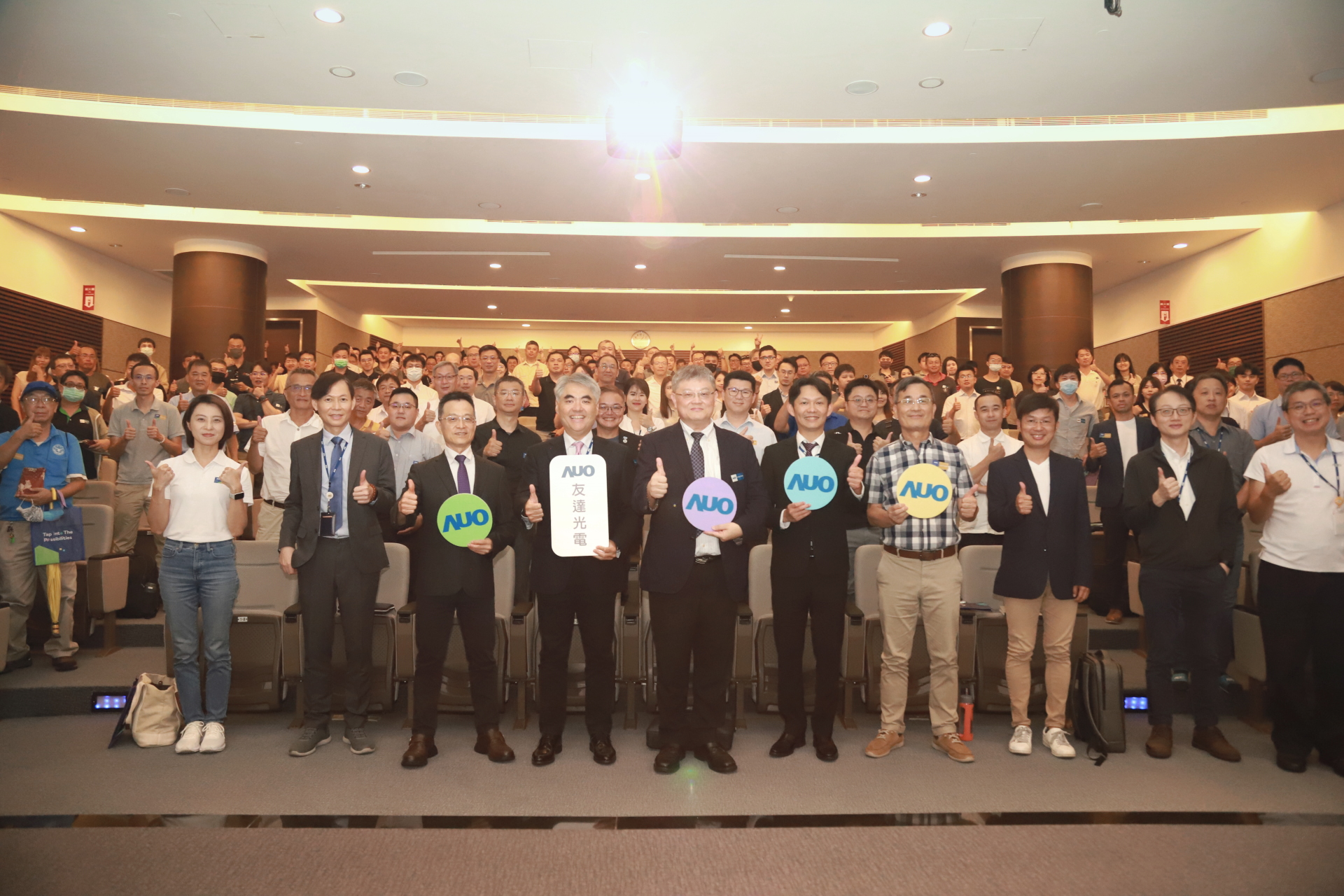友達光電邀請領域專家共研再生能源發展、電力需求及建築物減碳等議題進行交流，盼共擘綠色永續生態圈的嶄新契機
