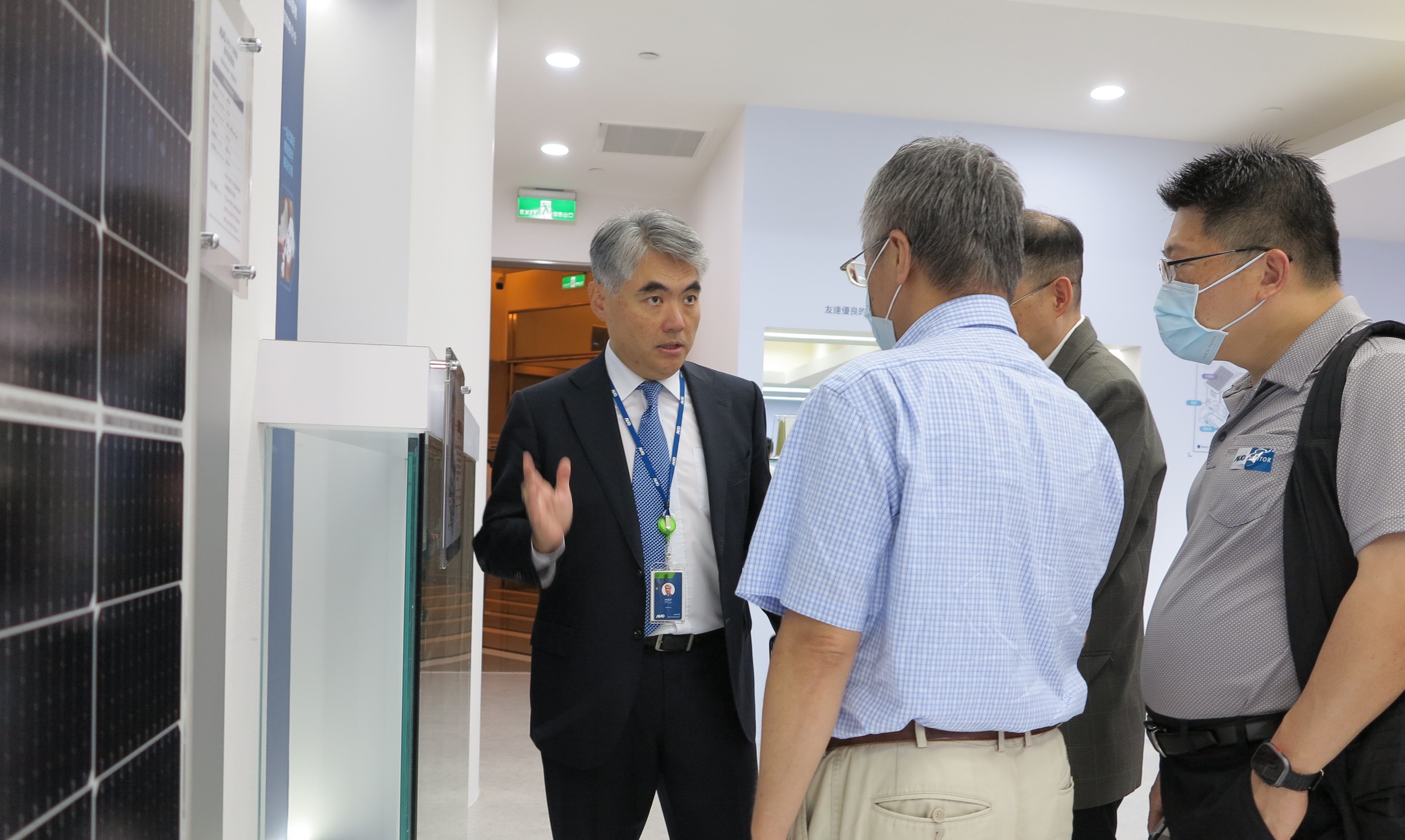 友達光電能源事業群總經理林恬宇分享友達落實太陽能建築一體化目標，協助企業邁向能源轉型的高效能低碳解方。