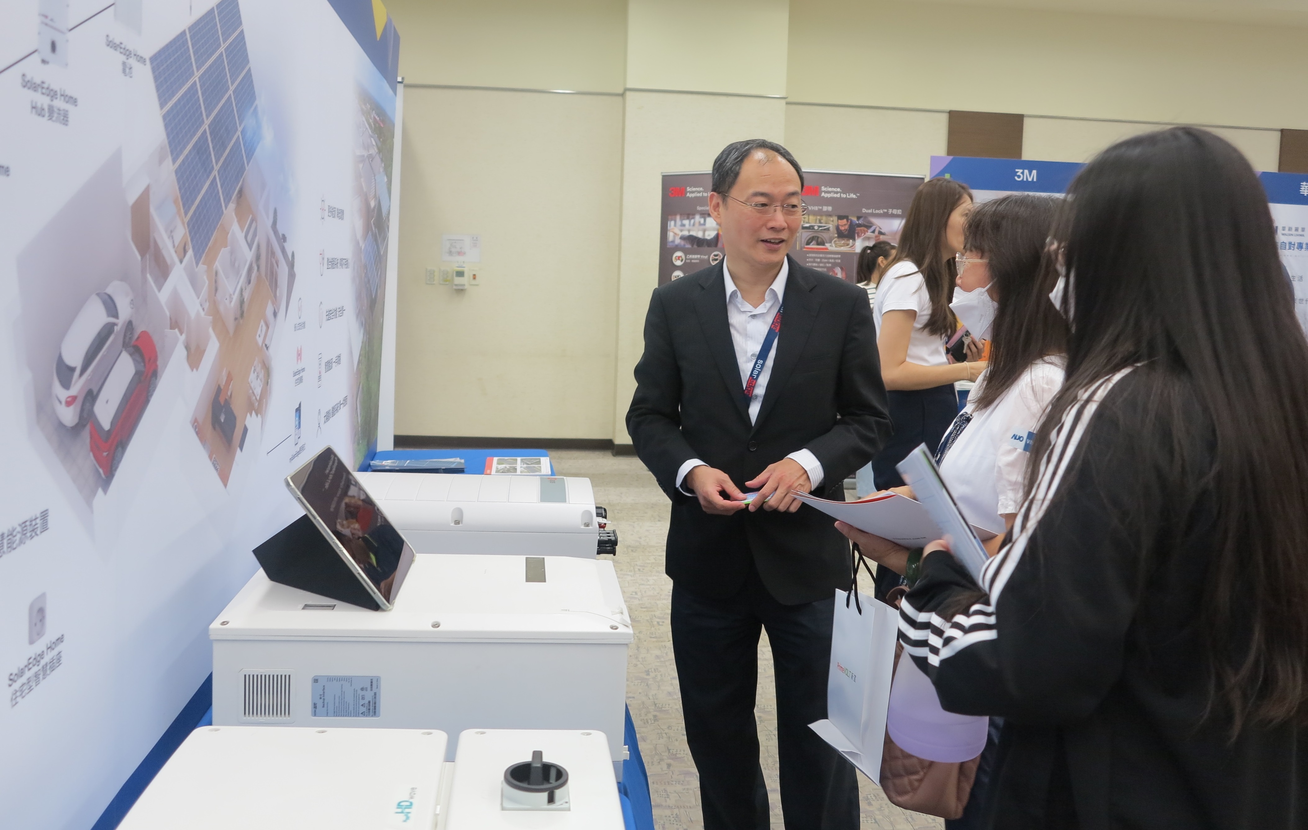 透過研討會產學界緊密交流與分享，提升參與人員借鏡及加深低碳概念，提升綠色能源產業之韌性。